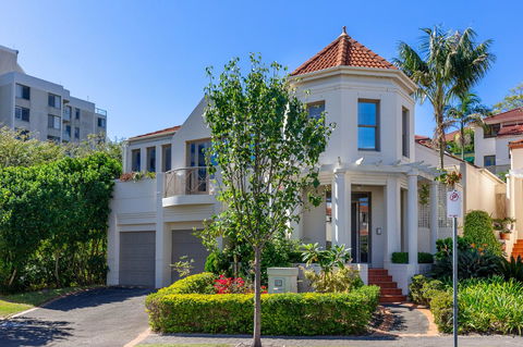 Kensington Self-Contained Modern House (89BROM) - Gold Coast 4U 0