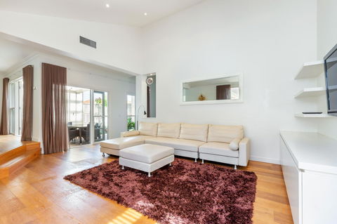 Kensington Self-Contained Modern House (89BROM) - Gold Coast 4U 16