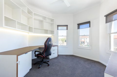 Kensington Self-Contained Modern House (89BROM) - Gold Coast 4U 11