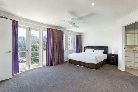 Kensington Self-Contained Modern House (89BROM) - Gold Coast 4U 1