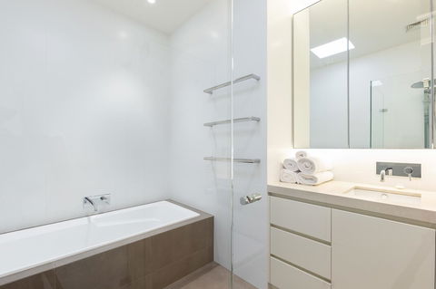 Kensington Self-Contained Modern House (89BROM) - Gold Coast 4U 7