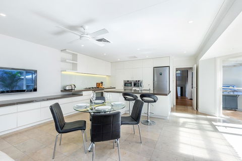 Kensington Self-Contained Modern House (89BROM) - Gold Coast 4U 5