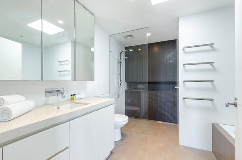 Kensington Self-Contained Modern House (89BROM) - Gold Coast 4U 10
