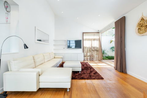 Kensington Self-Contained Modern House (89BROM) - Gold Coast 4U 15