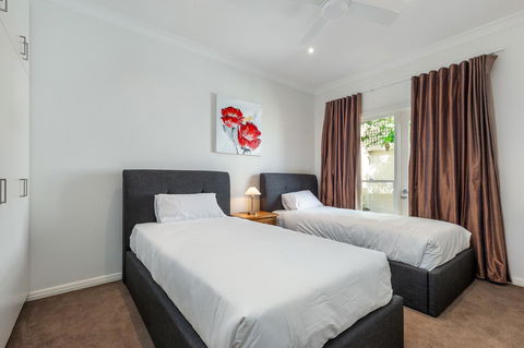 Kensington Self-Contained Modern House (89BROM) - Gold Coast 4U 12
