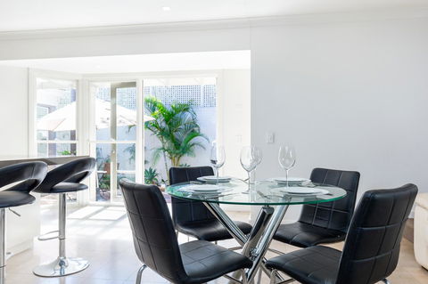 Kensington Self-Contained Modern House (89BROM) - Gold Coast 4U 8