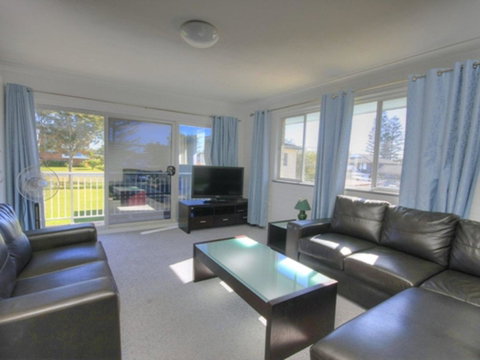 45 Wharf Street - Whole House - Accommodation Gold Coast 0