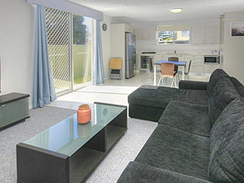 45 Wharf Street - Whole House - Accommodation Gold Coast 2