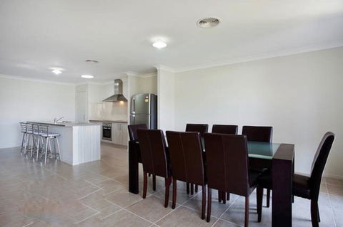 Jindabyne Executive - Accommodation Gold Coast 3