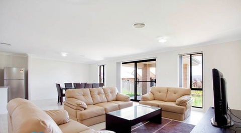 Jindabyne Executive - Accommodation Gold Coast 5