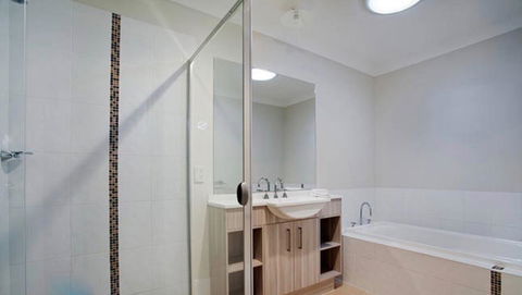 Jindabyne Executive - Accommodation Gold Coast 7