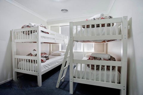 Jindabyne Executive - Accommodation Gold Coast 6