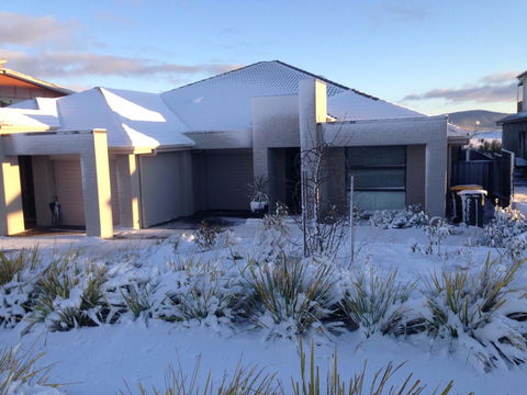 Jindabyne Executive - Accommodation Gold Coast 0