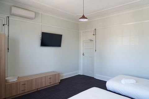 Rosehill Hotel - Gold Coast 4U 4