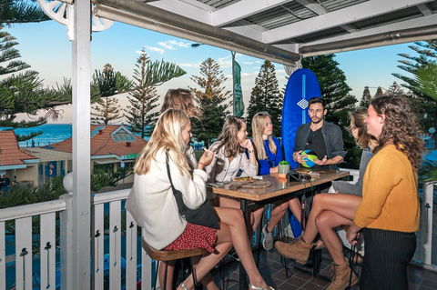 Mad Monkey Hostel Coogee Beach - Gold Coast 4U 1
