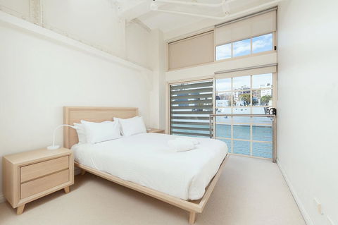 Waterfront Apartment On Sydney Harbour - Gold Coast 4U 0
