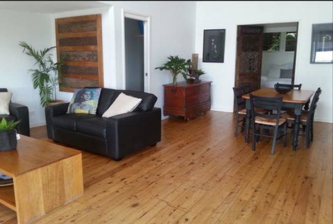Swan Bay Hideaway - Gold Coast 4U 2