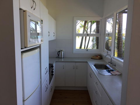 Swan Bay Hideaway - Gold Coast 4U 4