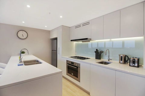 Brand New 3 Bedrooms Apt With Waterfront View - Gold Coast 4U 7