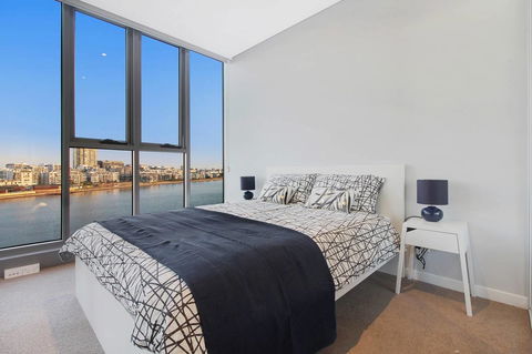 Brand New 3 Bedrooms Apt With Waterfront View - Gold Coast 4U 18