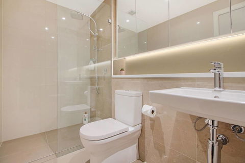 Brand New 3 Bedrooms Apt With Waterfront View - Gold Coast 4U 1