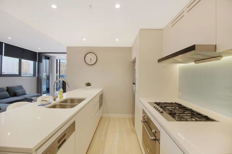 Brand New 3 Bedrooms Apt With Waterfront View - Gold Coast 4U 12