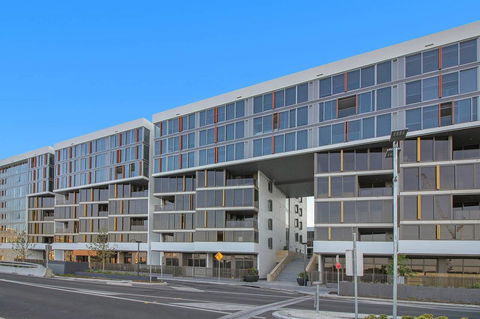 Brand New 3 Bedrooms Apt With Waterfront View - Gold Coast 4U 5