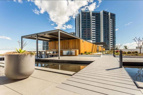 Brand New 3 Bedrooms Apt With Waterfront View - Gold Coast 4U 4