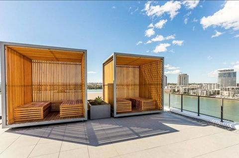 Brand New 3 Bedrooms Apt With Waterfront View - Gold Coast 4U 2