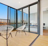 Brand New 3 Bedrooms Apt with Waterfront View - Gold Coast 4U