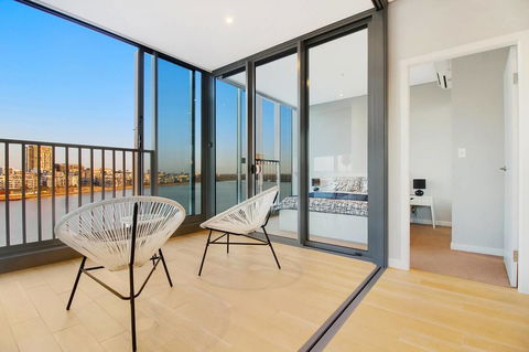 Brand New 3 Bedrooms Apt With Waterfront View - Gold Coast 4U 0
