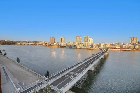 Brand New 3 Bedrooms Apt With Waterfront View - Gold Coast 4U 8