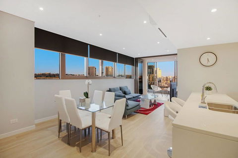 Brand New 3 Bedrooms Apt With Waterfront View - Gold Coast 4U 6