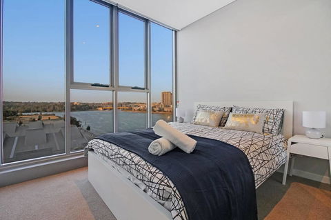 Brand New 3 Bedrooms Apt With Waterfront View - Gold Coast 4U 3