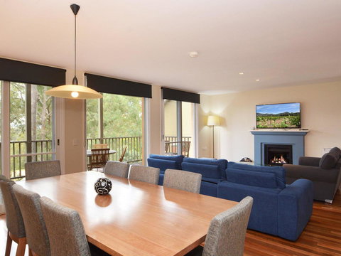 Villa De Saran Located Within Cypress Lakes - 1 Gold Coast 6