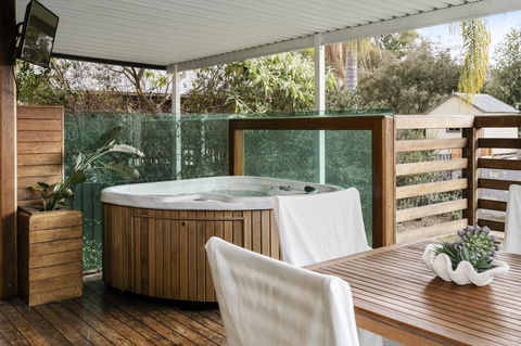 The Spa Cottage With HotTub, Netflix & Stan - Gold Coast 4U 24