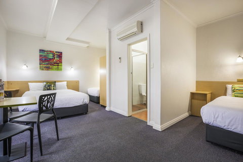 Boomerang Hotel - Accommodation Gold Coast 2
