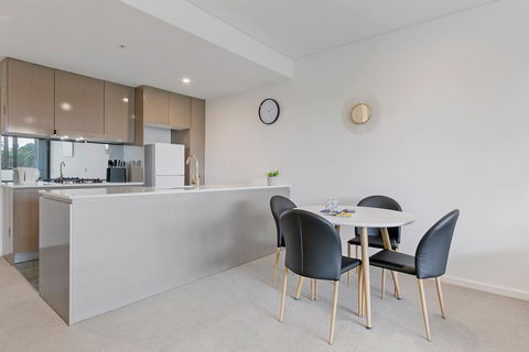 Stylish And Neat Two Bed Apartment In Wentworth Point - Gold Coast 4U 3