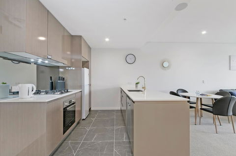 Stylish And Neat Two Bed Apartment In Wentworth Point - Gold Coast 4U 5