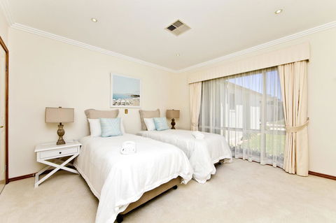 One Mile Mansion - Private Coastal Retreat FREE FAMILY ADVENTURE PASS - Gold Coast 4U 16