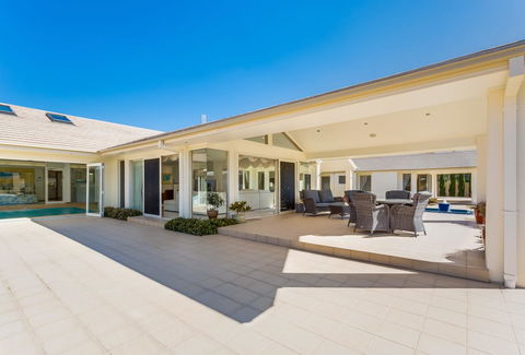 One Mile Mansion - Private Coastal Retreat FREE FAMILY ADVENTURE PASS - Gold Coast 4U 18