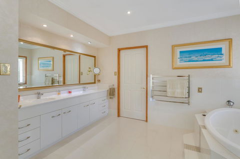 One Mile Mansion - Private Coastal Retreat FREE FAMILY ADVENTURE PASS - Gold Coast 4U 8