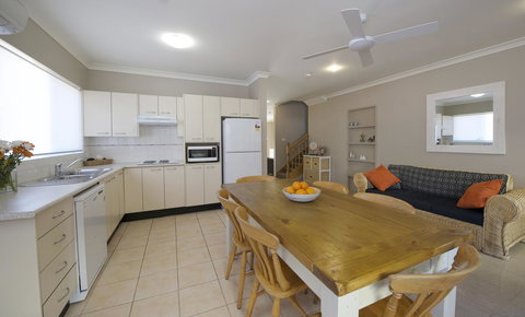 Marty's @ Little Beach - Accommodation Gold Coast 10