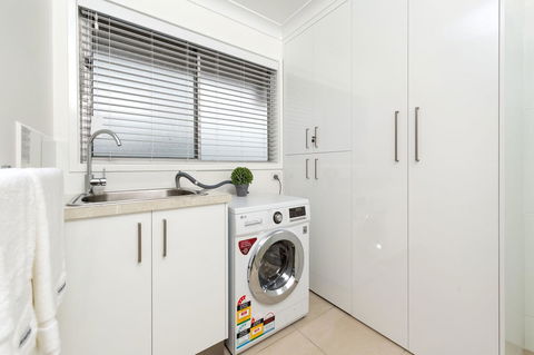 Sleeping In Style - Central & Sophisticated - Gold Coast 4U 2