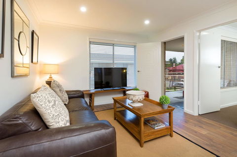 Sleeping In Style - Central & Sophisticated - Gold Coast 4U 5