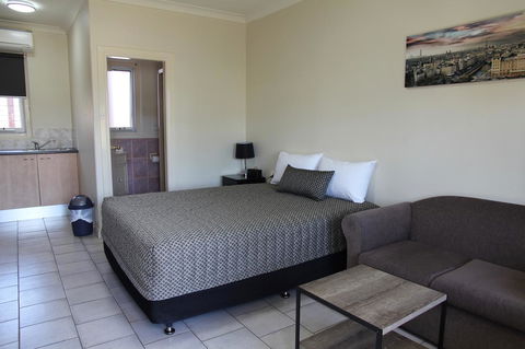 Tumut Apartments - Accommodation Gold Coast 9