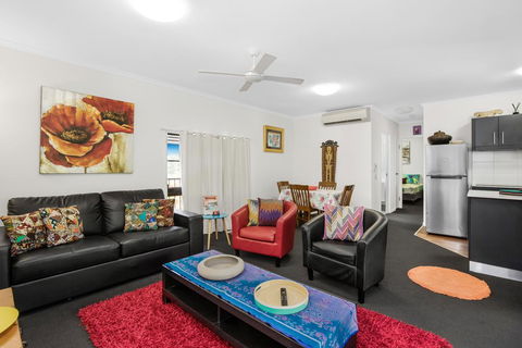 BOUTIQUE APARTMENTS BEACH LOCATION - Accommodation Gold Coast 0