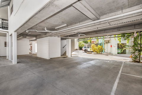 BOUTIQUE APARTMENTS BEACH LOCATION - Accommodation Gold Coast 1