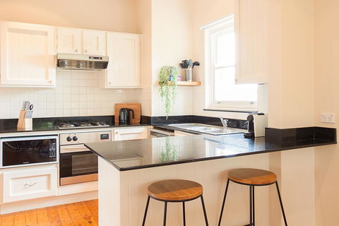 Boutique Hideaway With Direct Lagoon Access - Gold Coast 4U 2