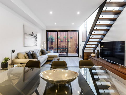 Boutique Stays - County Down, Contemporary Port Melbourne Home - Gold Coast 4U 0